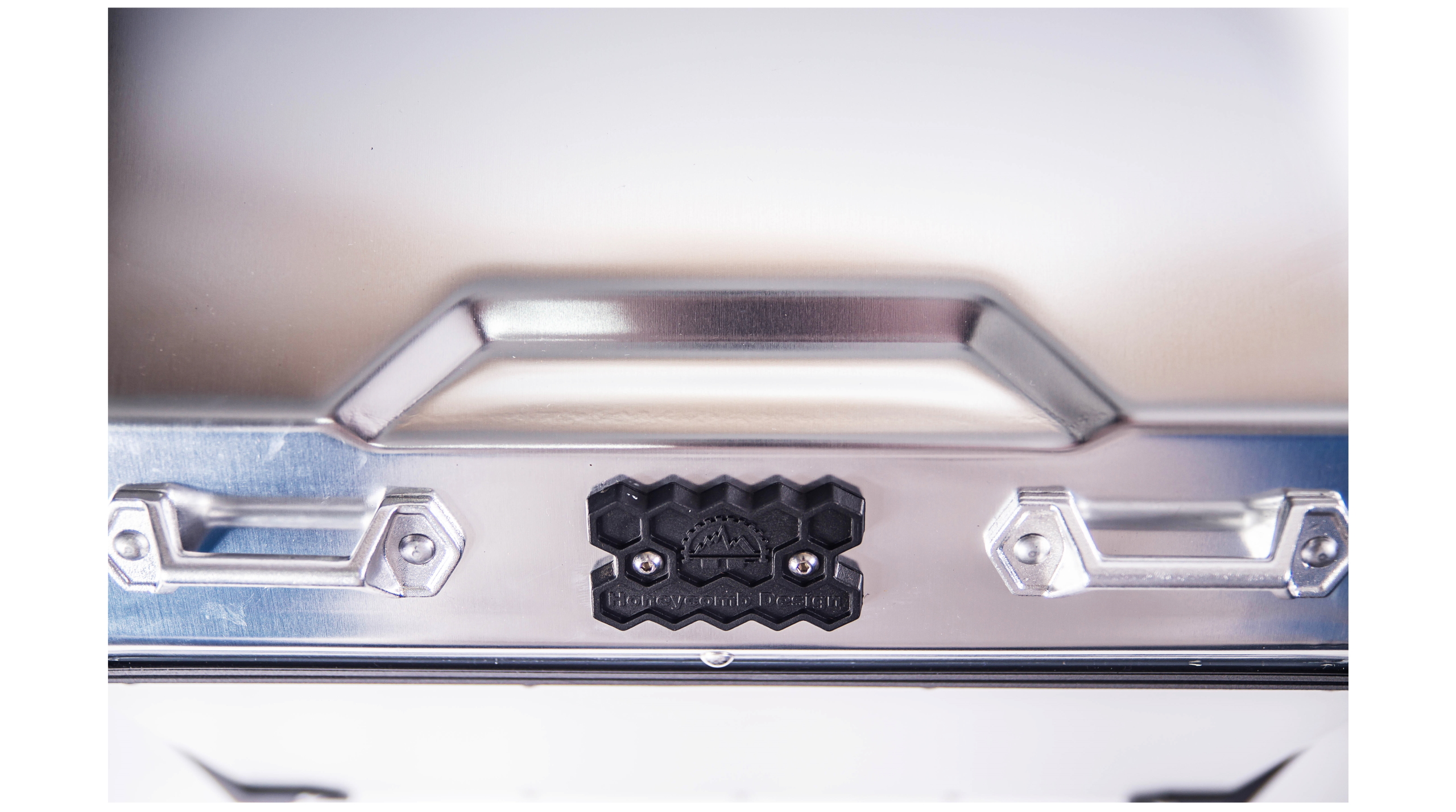 Side case lid and handle close-up